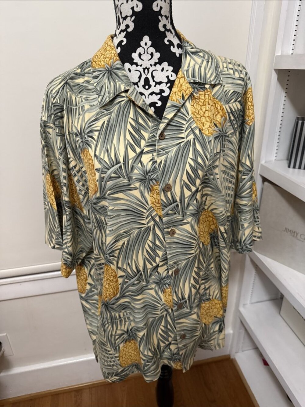 TOMMY BAHAMA MEN'S, L BUTTON DOWN CAMP SHIRT Pineapples wooden buttons 100% SILK